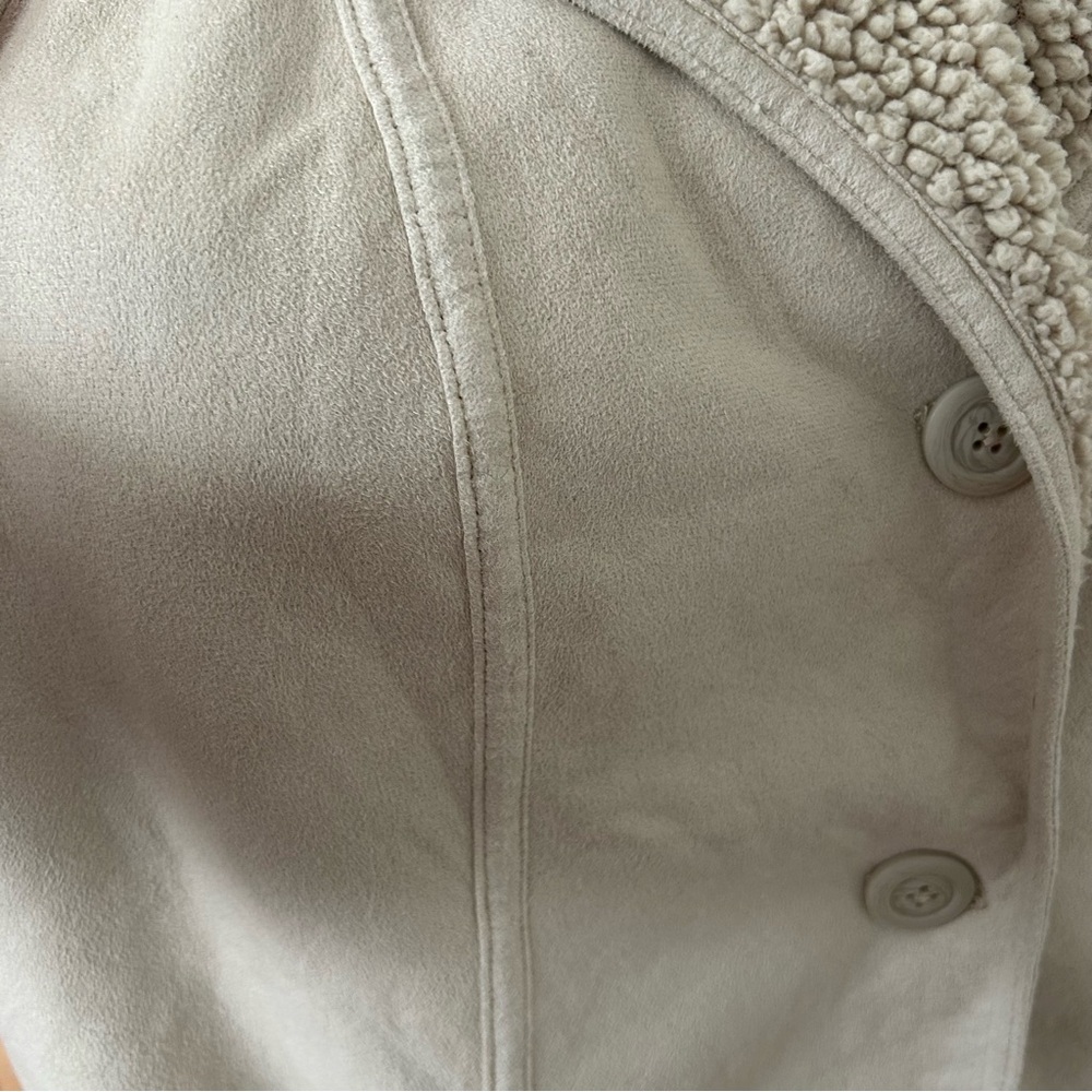Women's Cream Shearling Vest - Picture 5 of 9